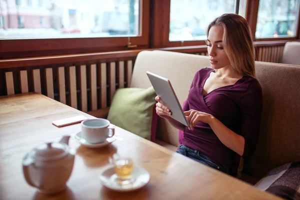 Jonge mooie vrouw in cafe — Stockfoto