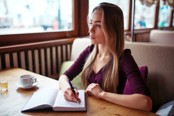 Giovane bella donna in caffè — Foto Stock