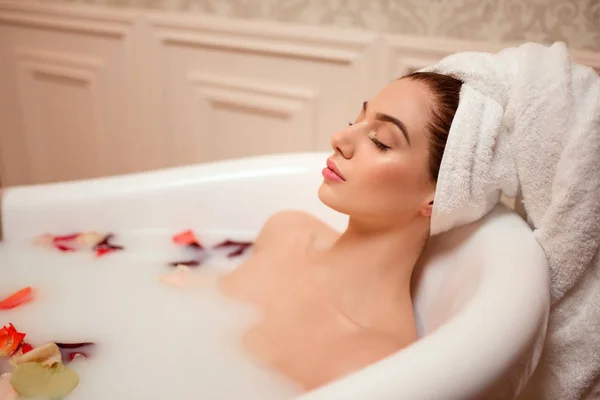 Mulher bonita na banheira com espuma — Fotografia de Stock