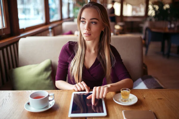 Молодая красивая женщина в кафе — стоковое фото