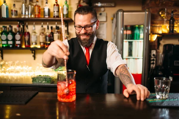 Camarero en bar mostrador —  Fotos de Stock