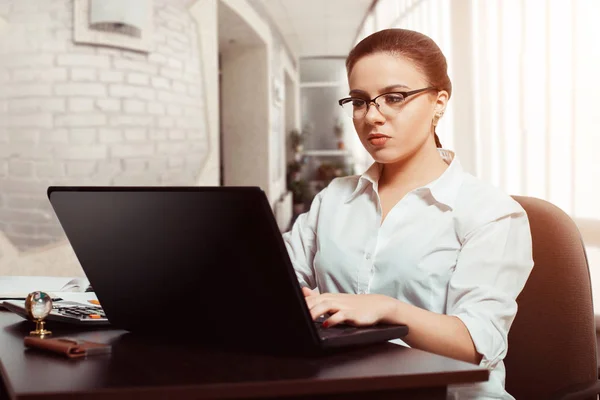 Young female accountant — Stock Photo, Image