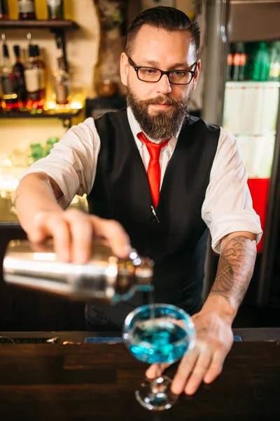 Camarero en bar mostrador — Foto de Stock