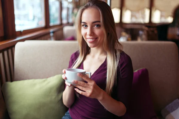Νεαρή όμορφη γυναίκα στο καφέ — Φωτογραφία Αρχείου
