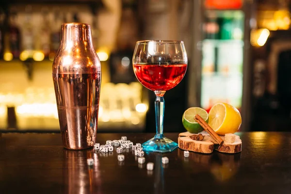Shaker und Getränk im Weinglas — Stockfoto
