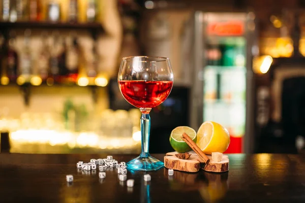 Boisson dans verre à vin sur comptoir de bar — Photo