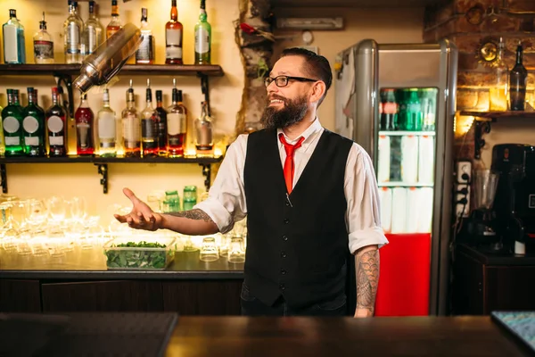 Bartender at bar counter — Stock Photo, Image