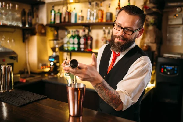 Bartender membuat koktail — Stok Foto