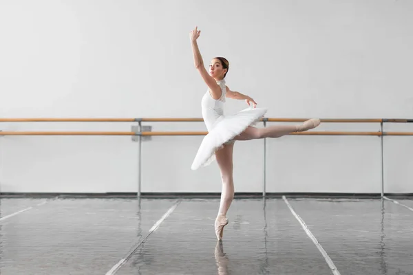 Graciös och vacker ballerina — Stockfoto