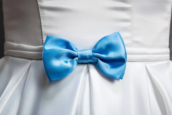 Arco azul sobre vestido blanco —  Fotos de Stock
