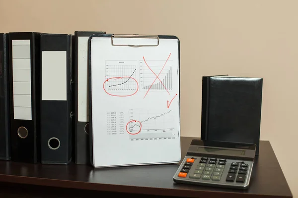 Бухгалтерские документы и папки на столе — стоковое фото