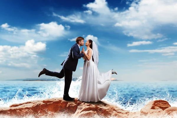 Жених в костюме и невеста в белом платье — стоковое фото