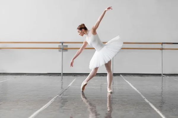 Изящная и красивая балерина — стоковое фото
