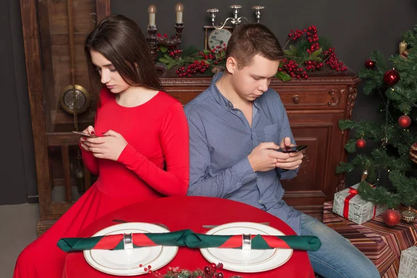 Pareja usando teléfonos móviles en el restaurante — Foto de Stock