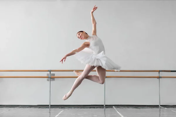 Bailarina graciosa e bonita — Fotografia de Stock