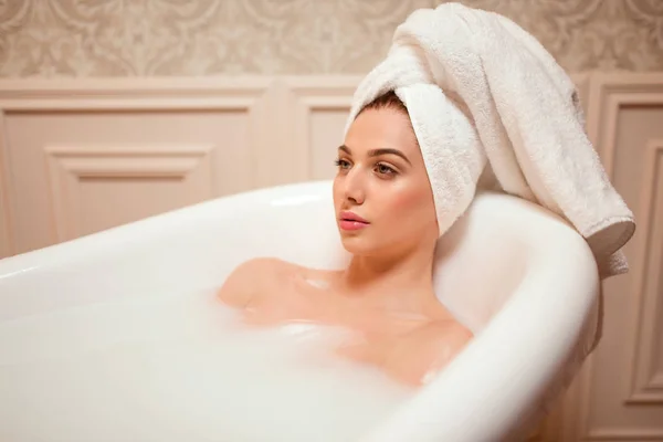 Vacker kvinna i badkar med skum — Stockfoto