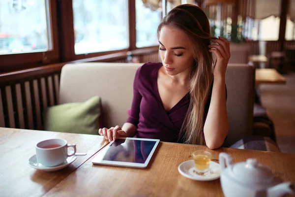 Jonge mooie vrouw in cafe — Stockfoto