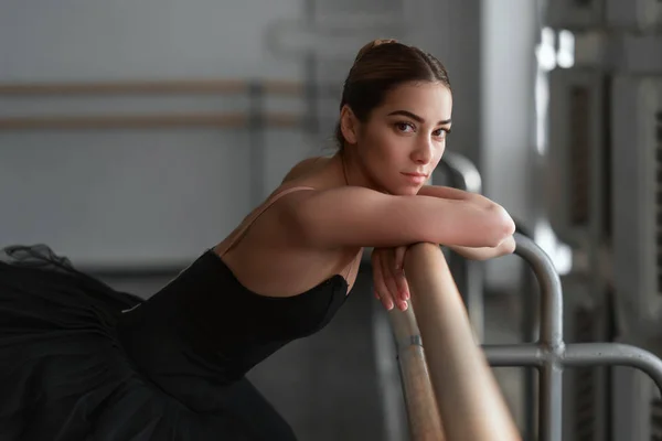 Bailarina elegante y hermosa — Foto de Stock