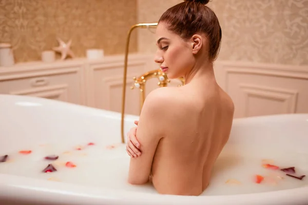 Hermosa mujer en bañera con espuma —  Fotos de Stock