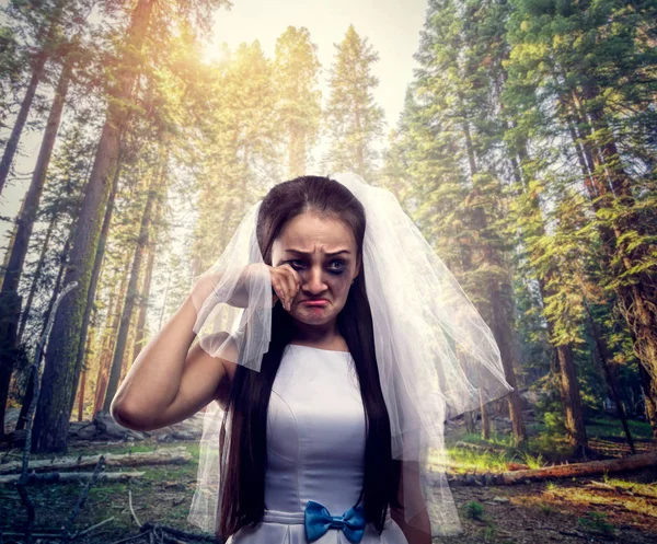 Huilerig bruid in witte jurk — Stockfoto