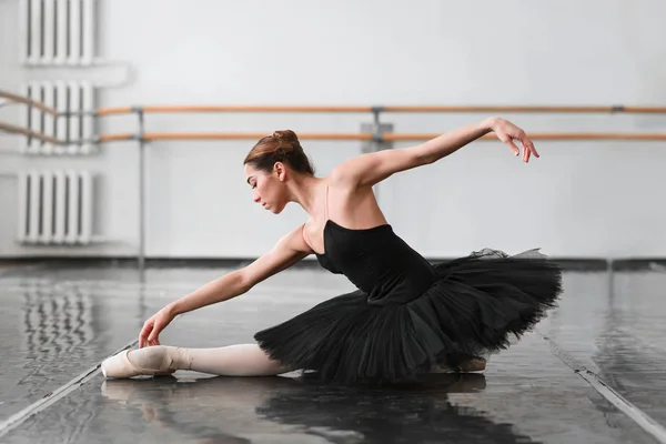 Bailarina elegante y hermosa — Foto de Stock