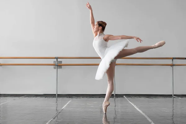 Bailarina elegante y hermosa — Foto de Stock