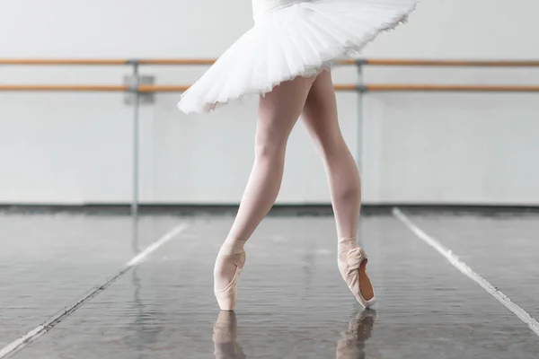 Изящная и красивая балерина — стоковое фото