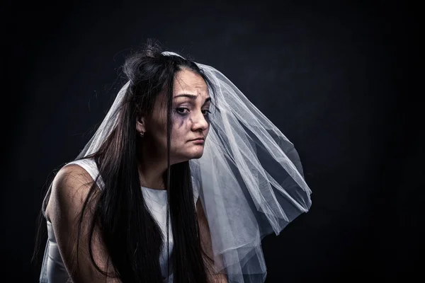 Tränenreiche Braut im weißen Kleid — Stockfoto