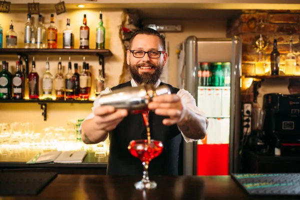 Camarero en bar mostrador — Foto de Stock