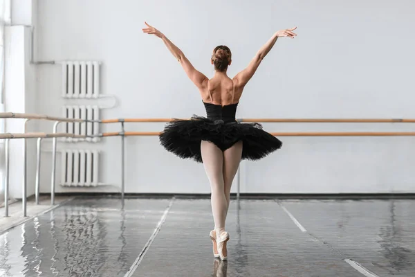 Bailarina elegante y hermosa — Foto de Stock