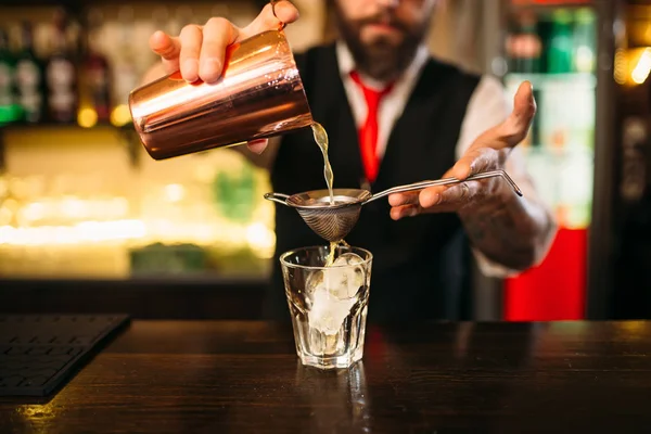 Barman fazendo coquetel — Fotografia de Stock