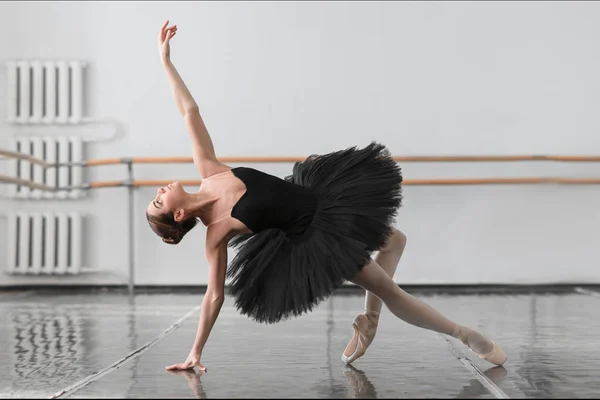 Bailarina elegante y hermosa — Foto de Stock