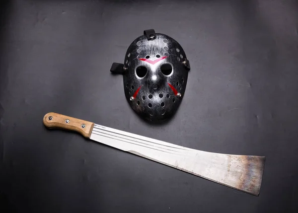Máscara de metal e facão — Fotografia de Stock