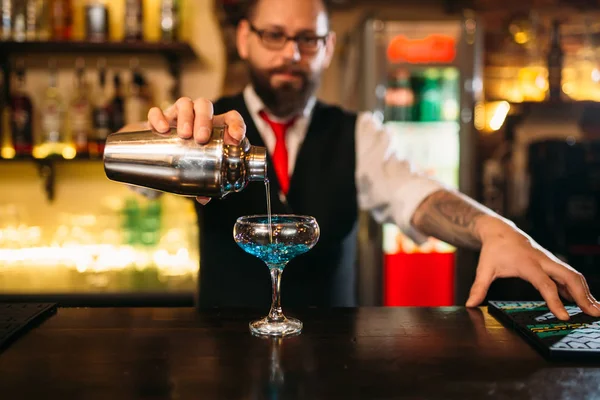 Barman no balcão do bar — Fotografia de Stock