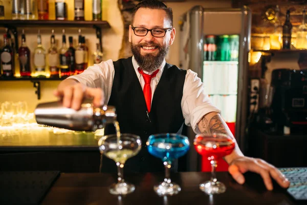 Barman v baru — Stock fotografie