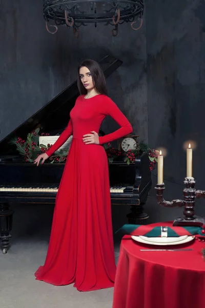 Elegante Frau im Luxusrestaurant — Stockfoto
