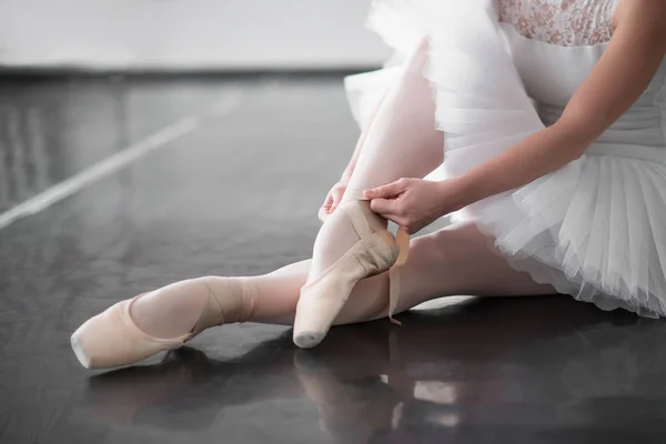 Bailarina elegante y hermosa — Foto de Stock