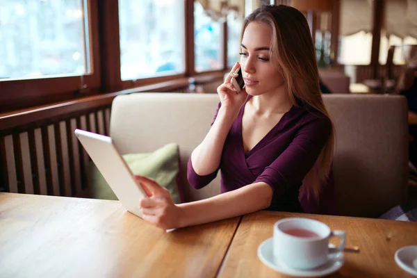 Junge schöne Frau im Café — Stockfoto