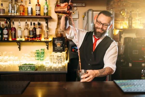 Bartender at bar counter — Stock Photo, Image