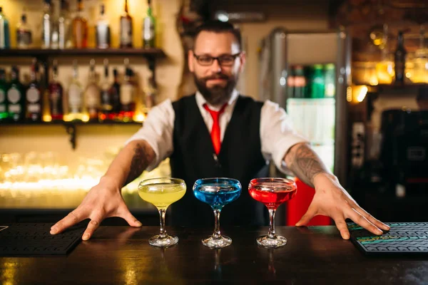 Barman a tři nápoje v pohárky — Stock fotografie