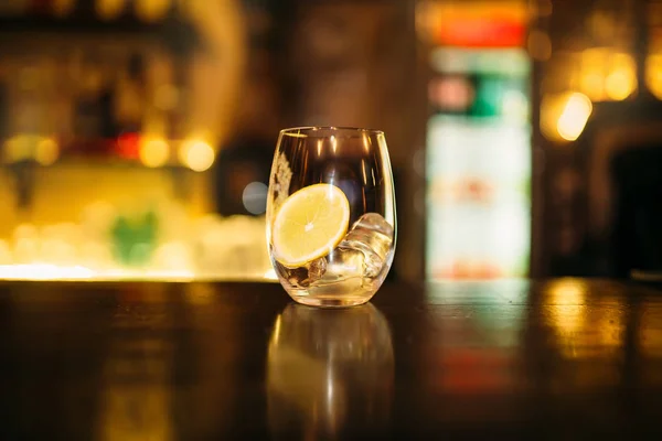 Drank in glas op toog — Stockfoto