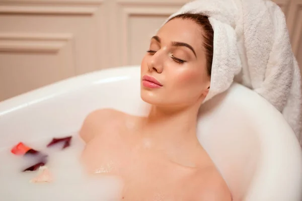 Hermosa mujer en bañera con espuma —  Fotos de Stock