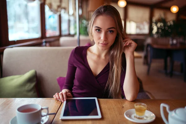 Young beautiful woman in cafe — Stock Photo, Image