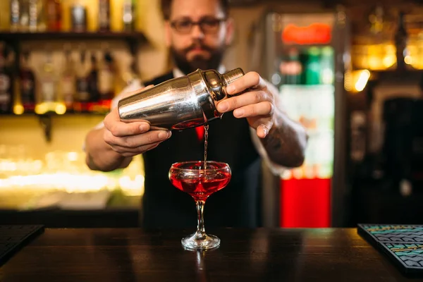 Barista al bancone del bar — Foto Stock