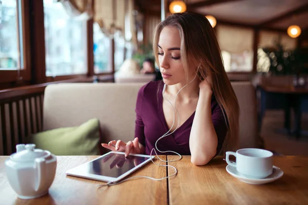 Junge schöne Frau im Café — Stockfoto