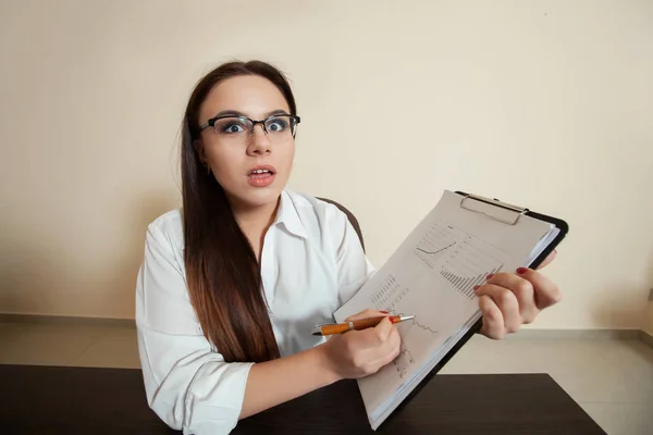 Mladá žena účetní — Stock fotografie