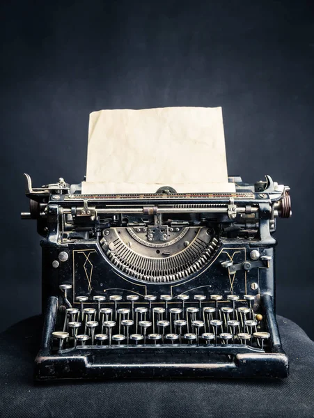 Старинная гранжевая пишущая машинка — стоковое фото