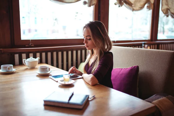 Joven hermosa mujer en la cafetería —  Fotos de Stock