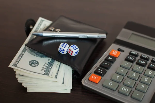 Brieftasche mit Dollars und Taschenrechner — Stockfoto