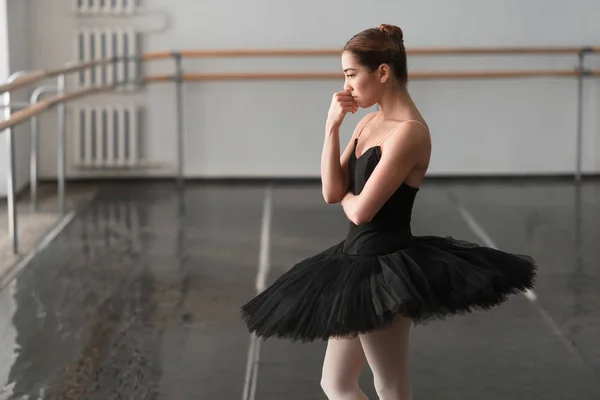 Pełne wdzięku i piękna baletnica — Zdjęcie stockowe